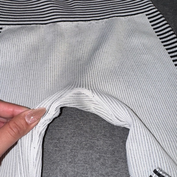 Forever 21- SEAMLESS RIBBED KNIT LEGGINGS-WHITE & BLACK STRIPE SIZE S/M - Picture 5 of 8